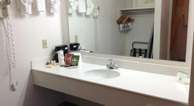 Четырёхместный номер Standard Days Inn by Wyndham Oceanside