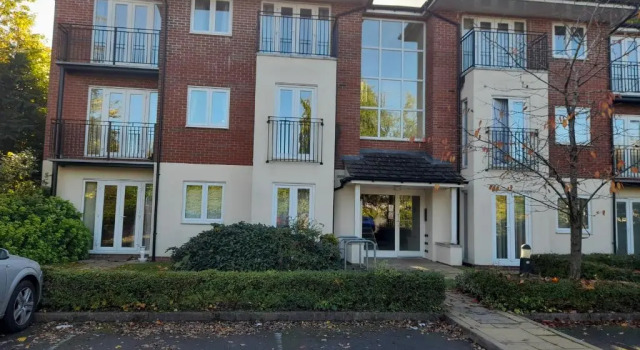 Shirley Fantastic Penthouse En-Suite Families and Contractors Occasional Bed Available, Book Hotel Solihull West Midlands