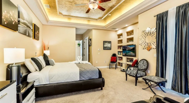 Коттедж с балконом Stunning Large 7 bed Home With Private Pool, Spa, Balcony, Cinema Room, Fitness Suite and Able to see the Disney Fireworks - 467