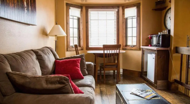 1 Bedroom Suite with fireplace Dogs OK