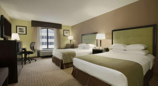 Четырёхместный номер Standard Days Inn by Wyndham Baltimore Inner Harbor