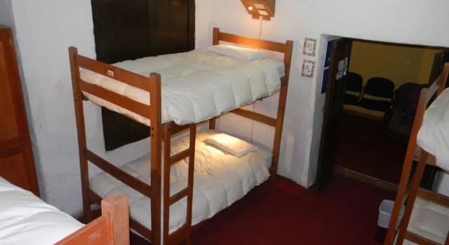 Pat în dormitor Pirwa Colonial Hostel