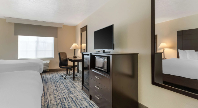 Четырёхместный люкс Отель Best Western Visalia