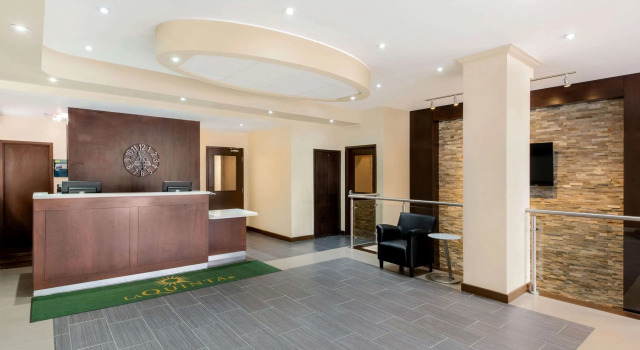 La Quinta Inn & Suites by Wyndham Oshawa, Rezerwuj Hotel Oshawa Durham Region