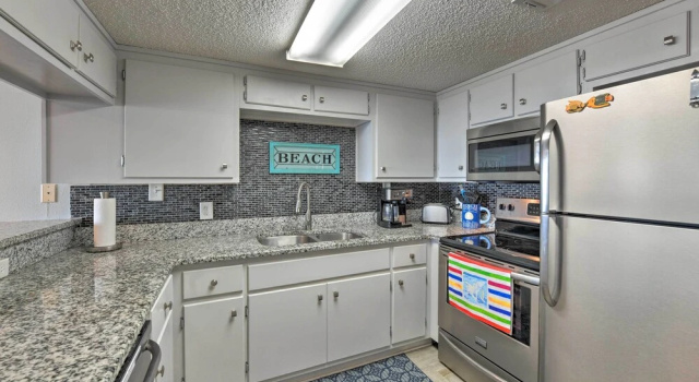 Stylish Gulf Shores Getaway w/ Dock Access!, Prenota Appartamento Hotel a Alabama con parcheggio, Parcheggio