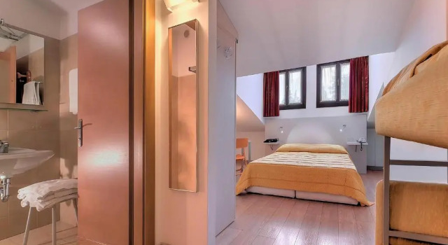 Четырёхместный номер Standard Мансарда Hotel Alaska