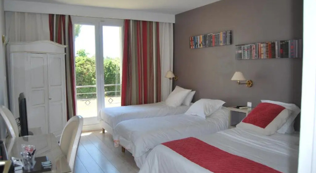 Семейный номер Standard Logis Hôtel Restaurant Les Aubuns