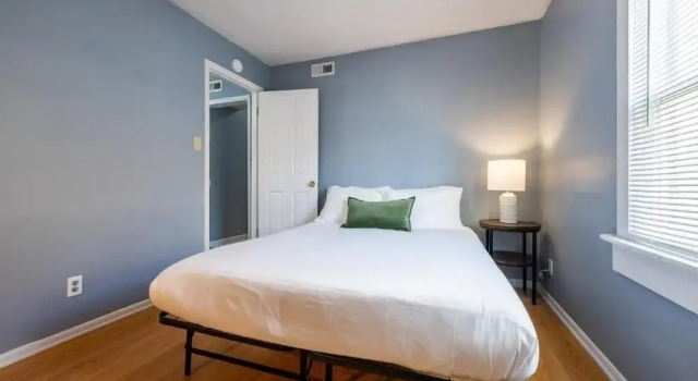 Affordable Quaint Retreat in Indianapolis, Забронировать Дом для отпуска Индианаполис Индиана, рядом с Eskenazi Health Center Westside