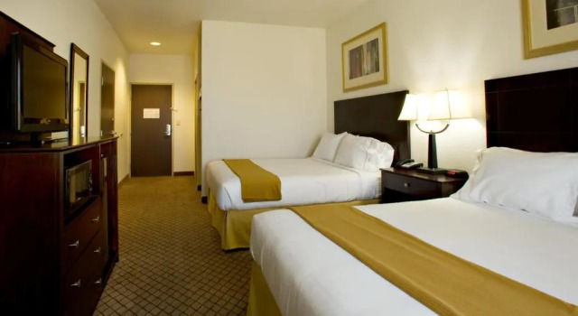 Четырёхместный номер Standard Holiday Inn Express & Suites Childress by IHG