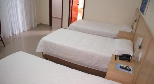 Трёхместный номер Standard Victoria Plaza Hotel
