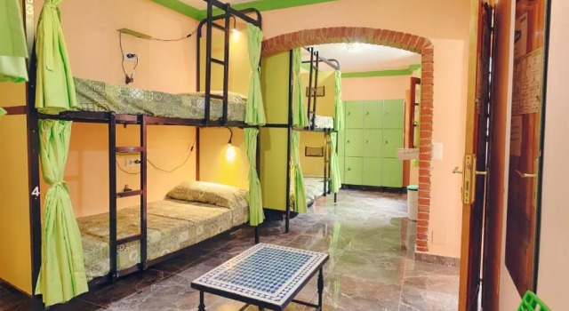 Кровать в общем номере Charming Nerja Hostel