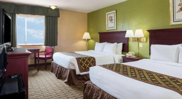 Четырёхместный номер Standard Ramada by Wyndham Bowling Green