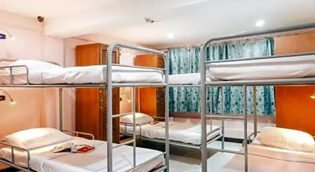 Кровать в общем номере Royal Asia Lodge