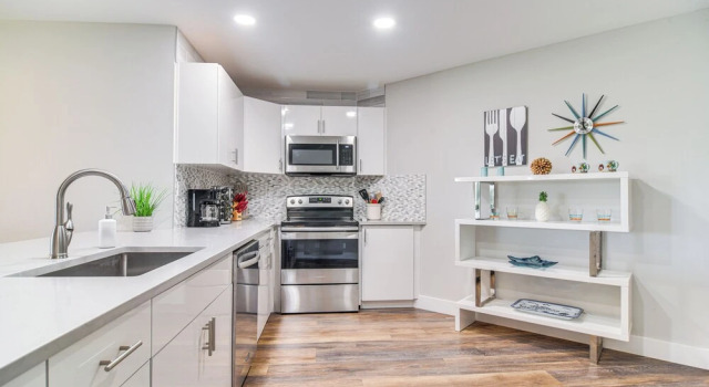 Апартаменты с 2 комнатами Modern Isla Del Sol Condo: Walk to St. Pete Beach!