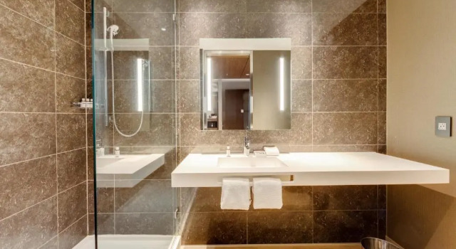 Номер Standard с балконом AC Hotel by Marriott Cincinnati at Liberty Center