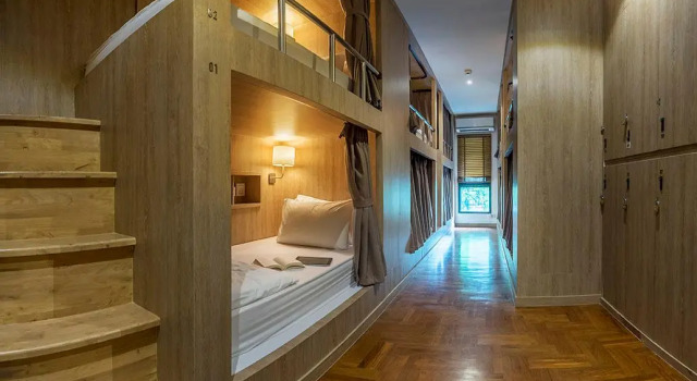 Кровать в общем номере THE Posh Phayathai