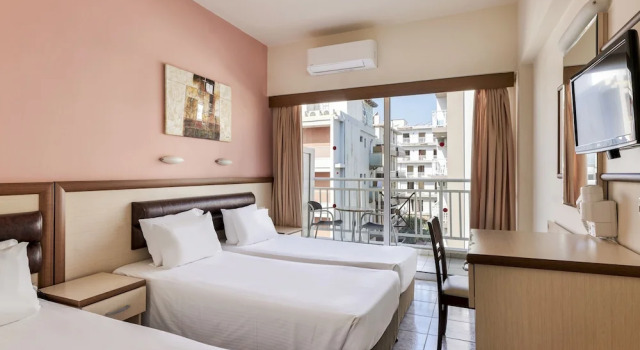Трёхместный номер Standard с балконом Pearl Hotel