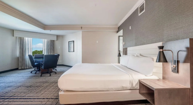 Двухместный полулюкс DoubleTree by Hilton South Charlotte Tyvola
