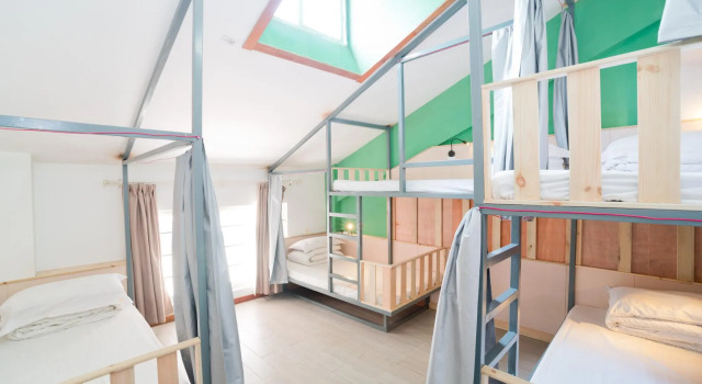 Кровать в общем номере Yangshuo Travelling With Hostel