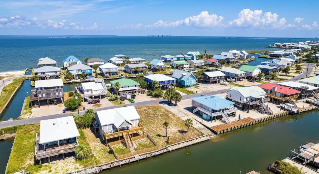 Коттедж Waterfront Dauphin Island Home w/ Deck & Boat Dock