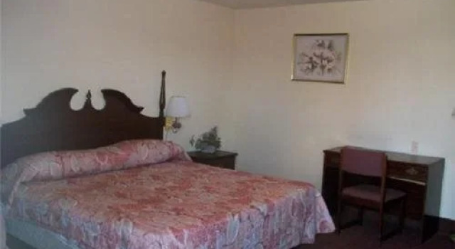 Cottonwood Inn, Book Hotel La Grange Texas
