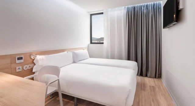 B&B HOTEL Famalicão, Забронировать Отель «постель и завтрак» Отели Вила-Нова-ди-Фамаликан с парковкой, Парковка