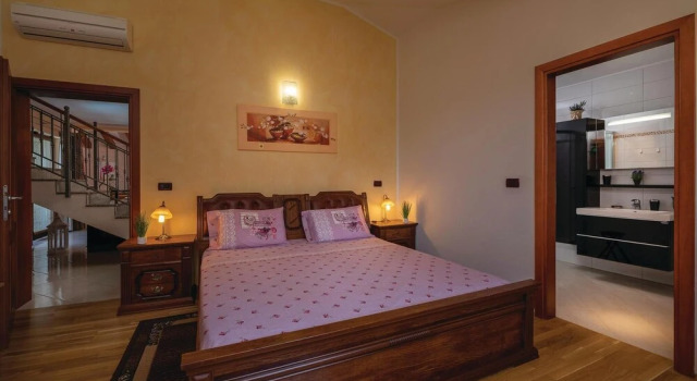Nice Home in Tar with Hot Tub, WiFi & 4 Bedrooms, Book Hotel Hoteller i Tar med pool, Swimmingpool