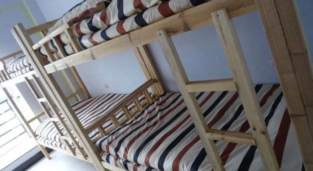 Yiju Hostel, Book Hostel / Vandrerhjem Hostels i Enshi Prefecture, Hostel / Vandrerhjem