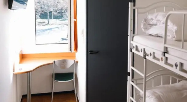 Кровать в общем номере Welcomotel Limoges