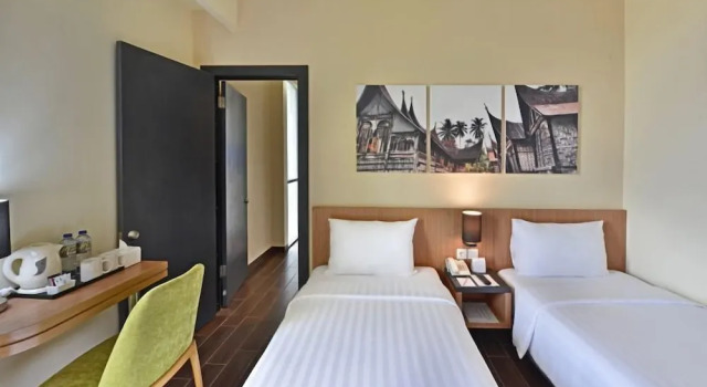 Двухместный номер Superior Whiz Prime Hotel Khatib Sulaiman Padang