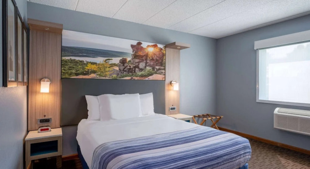 Двухместный люкс c 1 комнатой AmericInn by Wyndham Eau Claire