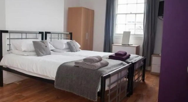 Lovely Holiday Home in Gloucester Near Waterways Museum, Забронировать Дом для отпуска Коттеджи Глостера, Коттедж