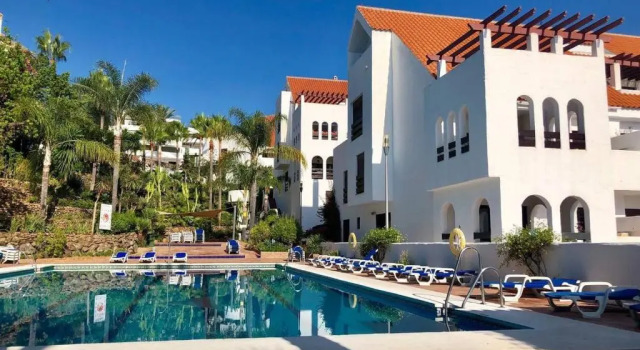Апартаменты La Buena Vida Holiday Homes - Luxury, modern & spacious, 2 bedroom duplex, townhouse with full kitchen, and three pools in the community, 3 min drive or 13 min walk to Puerto Banus