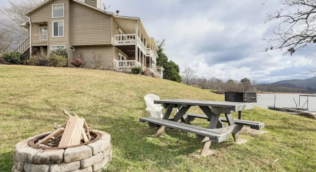 Fire Pit & Boat Dock: Lake Chatuge Townhome!, Boek Appartement Hiawassee 