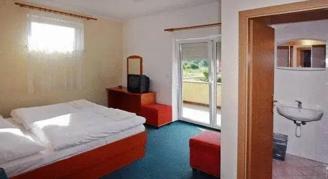 Hotel Čech, Забронировать Отель Отели Lednicko - Valticky areal 3 звезды, 3*