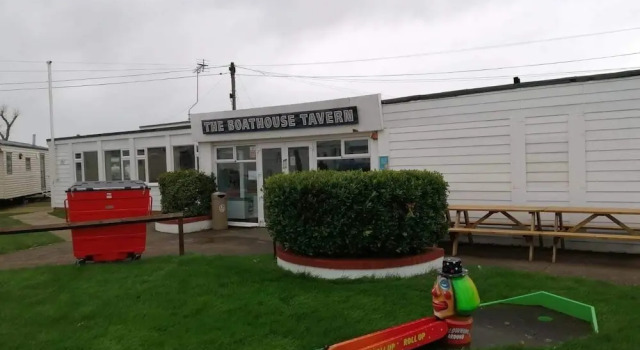 Caravan - Sleeps 8 - Pets Ok - Parking - Decking