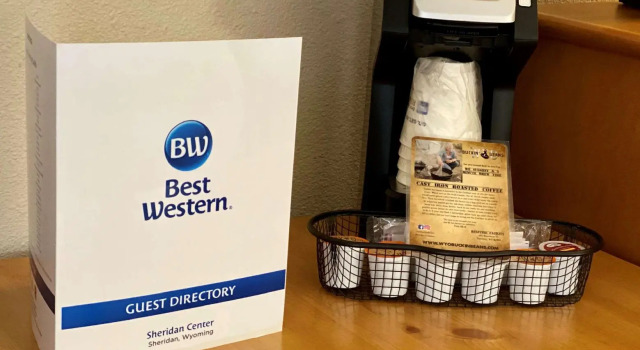 Четырёхместный номер Standard с видом на бассейн Best Western Sheridan Center