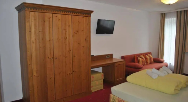 Apart Enzian, Rezerwuj Hotel Hotele w Tyrol z parkingiem, Parking