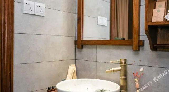 Yuanshe Theme Culture Hotel, Prenota Hotel Huzhou Zhejiang