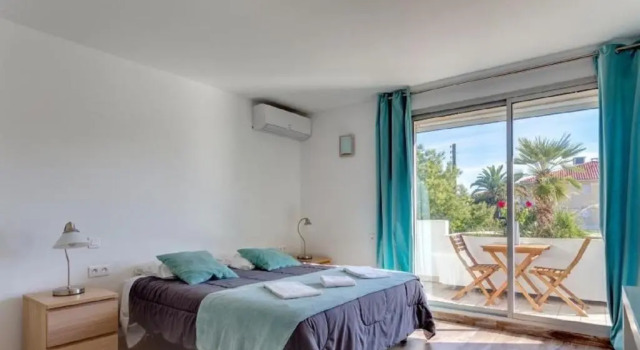 Четырёхместный номер Standard с балконом Hotel Sable Et Soleil - Port, Plage & Jacuzzi privé