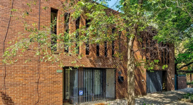 Charming & Bright Multilevel Townhome with Parking by AllSet Turnover, Забронировать Отель Отели Иллинойс 3 звезды, 3*