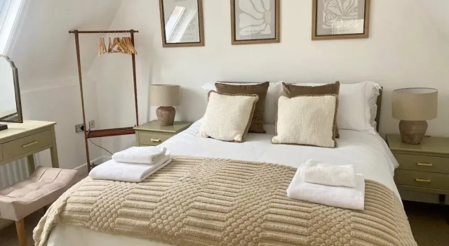 Central Tenby 3 Bed Apt Sleeps 6 to 8 Dog Friendly, Забронировать Отель Отели Тенби 4 звезды, рядом с Castle Hill, 4*