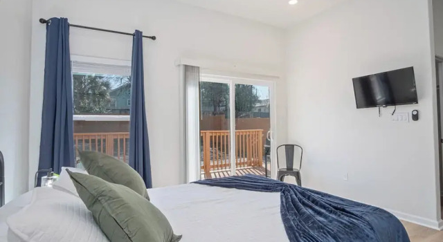 Feel, Chill and Enjoy 4br/3ba Near Fun Riverwalk!