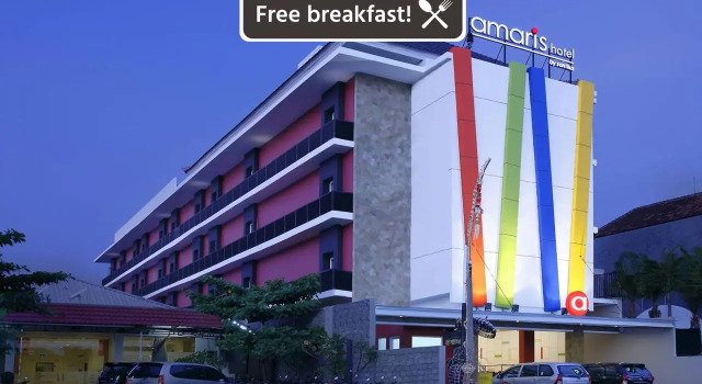Кровать в общем номере Amaris Hotel Dewi Sri - Bali