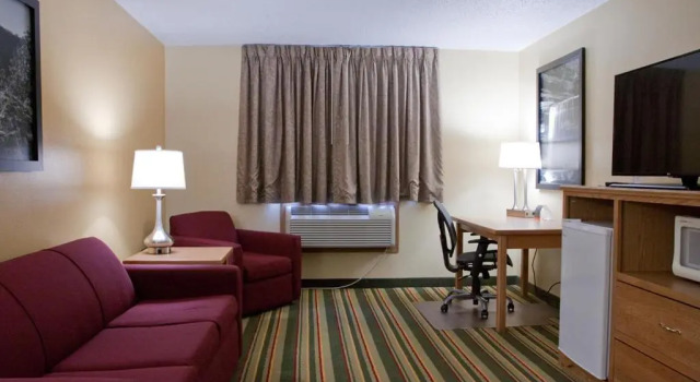 Четырёхместный люкс c 1 комнатой Super 8 by Wyndham Ottawa Starved Rock