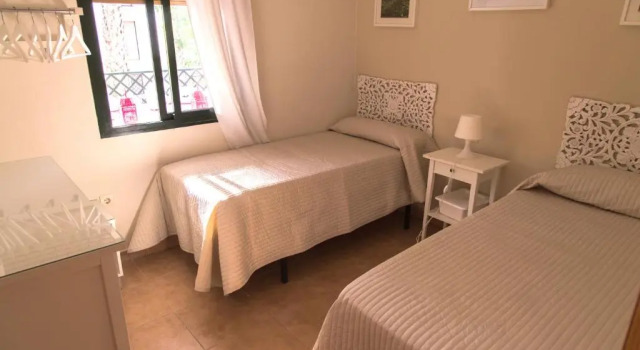 APARTAMENTO 1º LINEA DE PLAYA ZAHARA DE LOS ATUNES, Забронировать Апартаменты/квартира Отели Саара-де-лос-Атунес с парковкой, Парковка