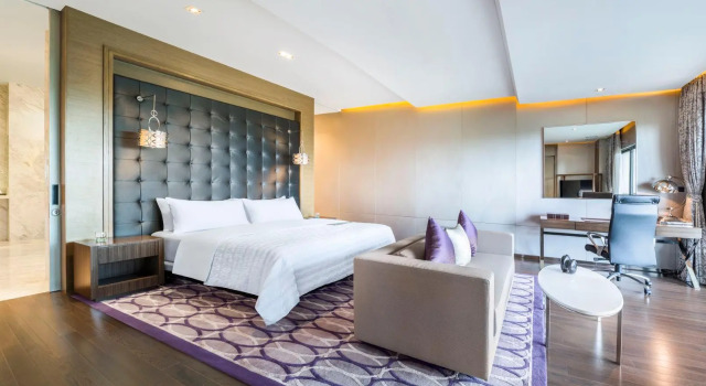 Двухместный люкс Presidential с балконом и с видом на поле для гольфа Hilton Bangkok Suvarnabhumi Golf Resort & Spa