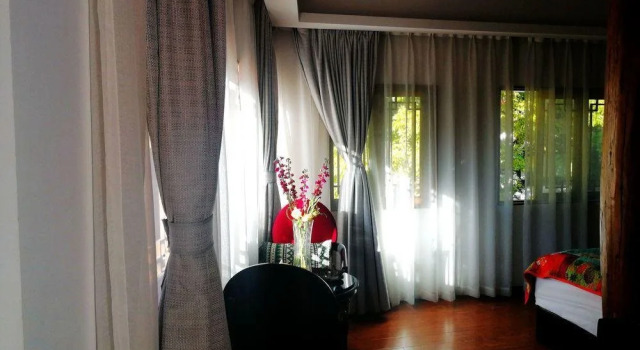 Lijiang Jing Ting Hotel, Забронировать Отель Лицзян Юньнань, рядом с Улица Сквер-стрит Древнего города Даянь