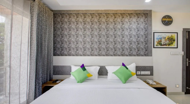 Двухместный номер Deluxe Treebo Love Shore Residency, Near Lakeshore Hospital