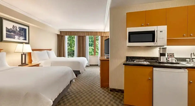 Четырёхместный номер Deluxe DoubleTree by Hilton North Vancouver